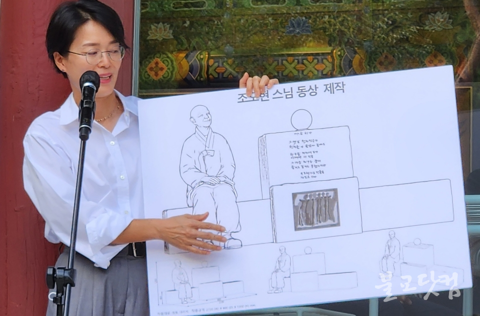 김경민 작가가 무산선원 경내에 조성될 부도탑을 설명하고 있다