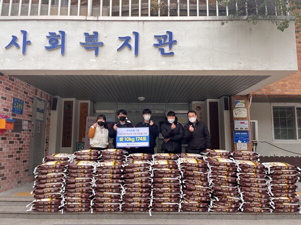 한국알콜그룹이 26일 울산남구종합사회복지관을 찾아 저소득 가정을 위한 쌀(10kg) 174포를 전달했다. 사진제공 울산남구종합사회복지관