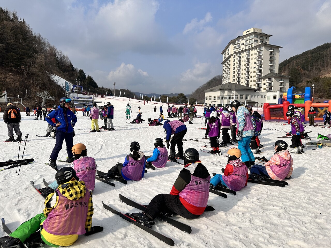 한국스카우트 불교연맹이 개최한 ‘제9회 인성 함양 스키 캠프’에서 참가자들이 스키 타는 법을 배우고 있다. 사진 제공 한국스카우트 불교연맹.