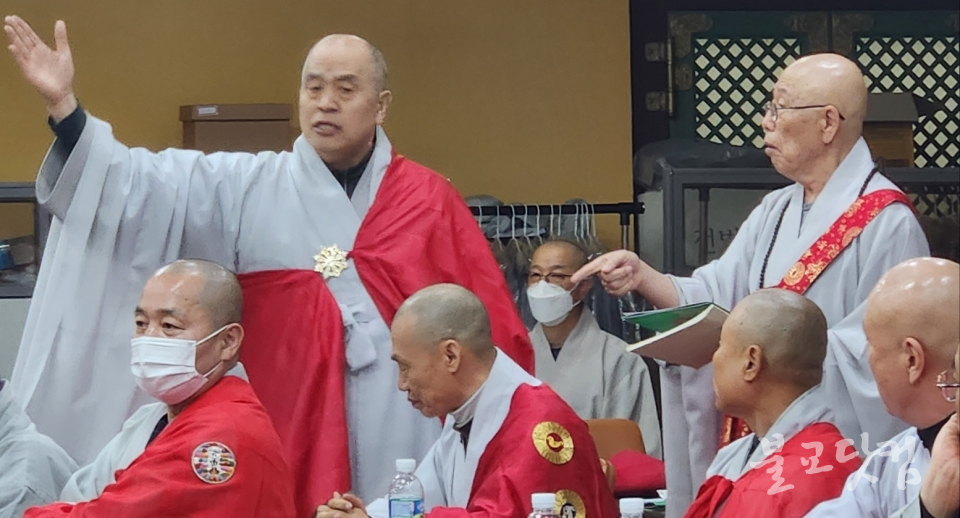 청련사 대중인 벽산 스님(왼쪽)이 도산 스님을 막아서고 있다