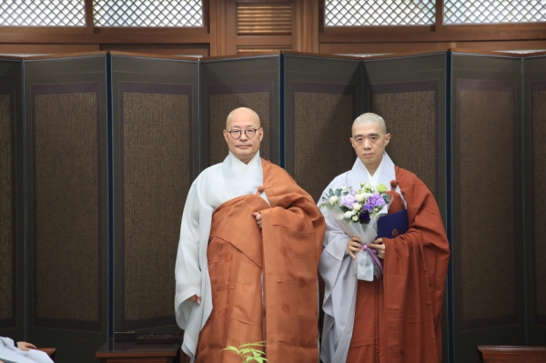 총무원장 스님에게 임명장을 받는 사서실 사서과장 영경 스님(오른쪽).